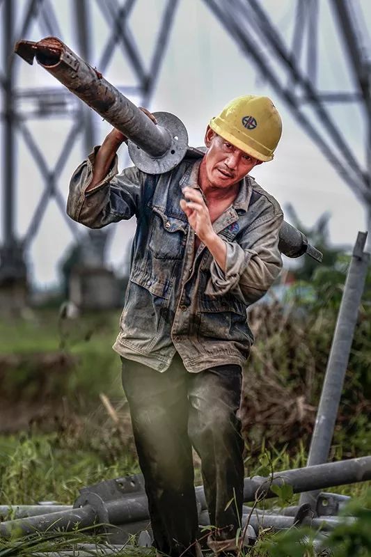 形象高尚的农民工留下瘦弱的身影大都市的风情是你们的身体谱写了伟大