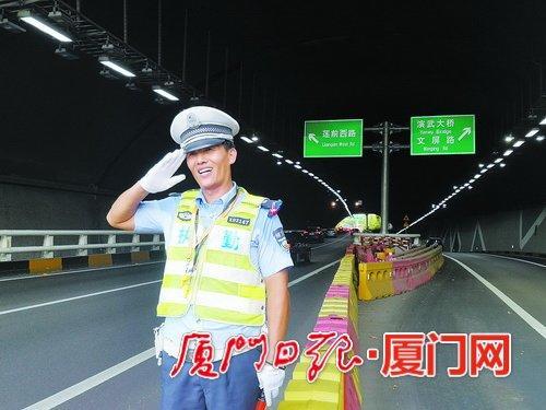 厦门"最萌交警"5年吹坏140多个哨子