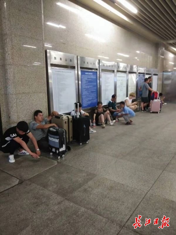 漢口火車站地下空間難覓座椅 不少候車旅客席地而坐(圖1)