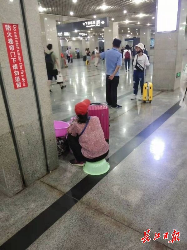 漢口火車站地下空間難覓座椅 不少候車旅客席地而坐(圖2)
