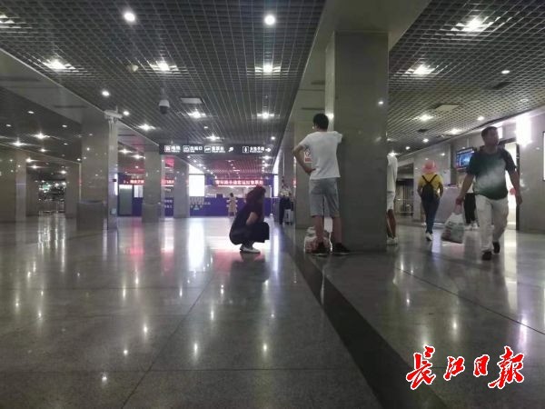 汉口火车站地下空间难觅座椅 不少候车旅客席地而坐(图3)