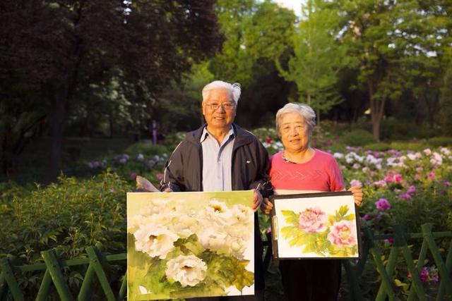 在西苑公園拍攝的我國著名水粉畫畫家,天津美院賀建國教授在採風,丙烯