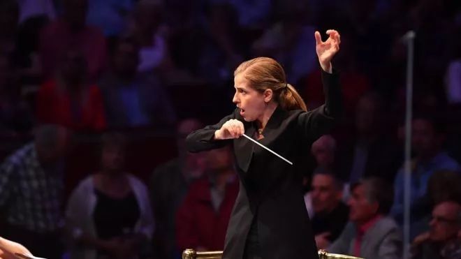 伦敦爱乐乐团 任命历史首位女性首席客座指挥