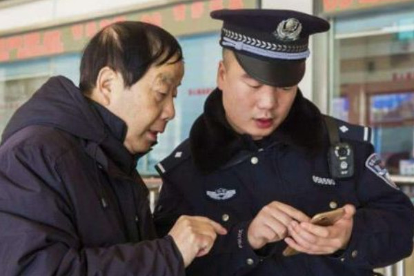 游客火车站坐车 偶遇警察检查手机 可以拒绝 腾讯网