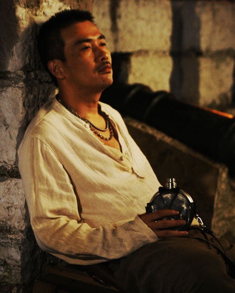 落魄时丑妻相伴,走红宠妻成狂不愿拍感情戏,今出道29年零绯闻