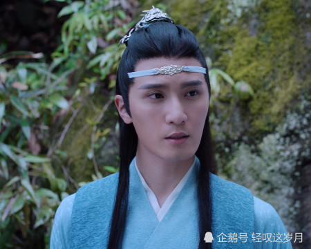 相信我们都知道饰演泽芜君的演员名叫刘海宽,是位很有才华的男生,然后