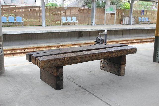 旧枕木拆下来别当柴烧了 懂行的木工都抢着要搬回家 好处太多了