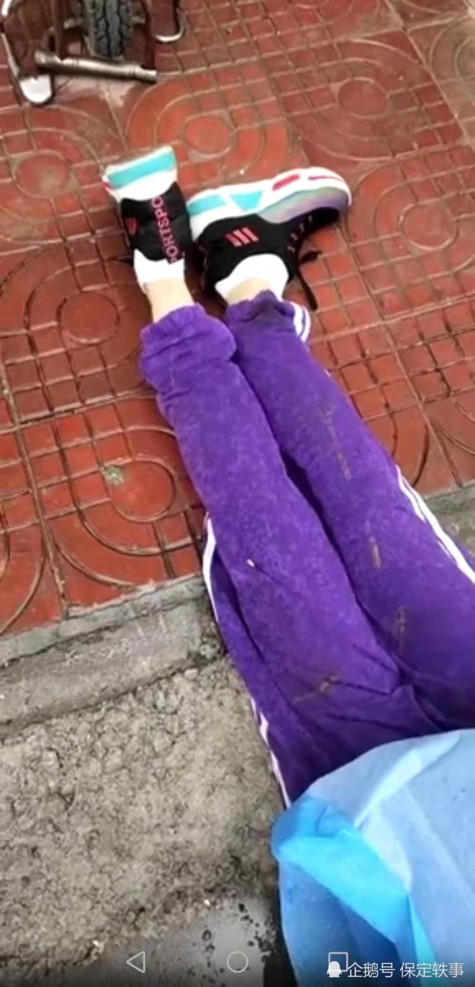 无法识别,因此只拍摄了腿部,希望能通过裤子和鞋子的外观找到其家属