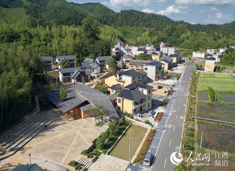 奋斗新时代—网络名人再走长征路"采访团来到井冈山市荷花乡大仓村