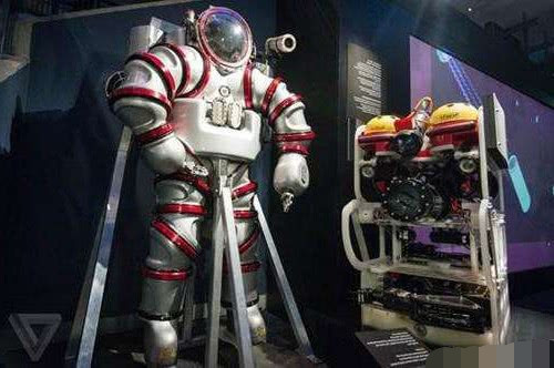 因为就是这样一套潜水服的造价接近800万人民币,特殊的抗压金属材料制