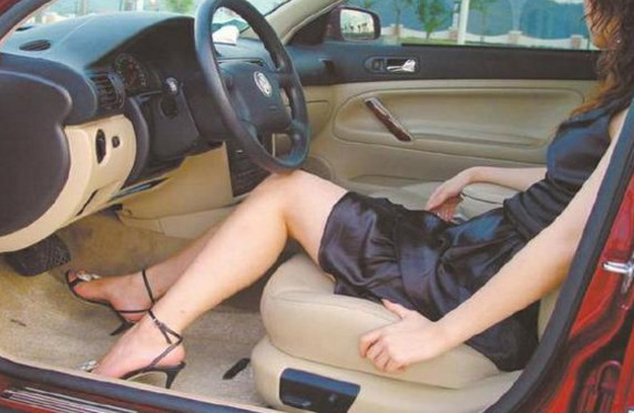 女学员把车开进鱼塘两天两起事故,这是练车还是想洗澡!