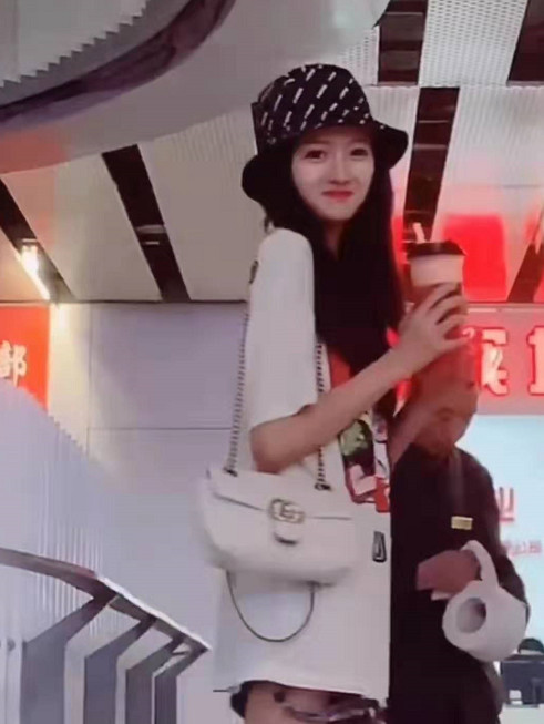 在7月20日的时候,套路璐突然更新了一条微博,称与