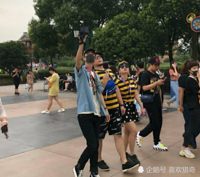 迪士尼偶遇肖战,看到路人镜头下的肖战,网友:这素颜是认真的吗