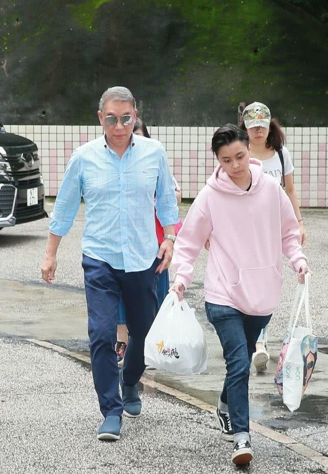 任达华哥哥任达荣带一家三口探望,步伐健硕面