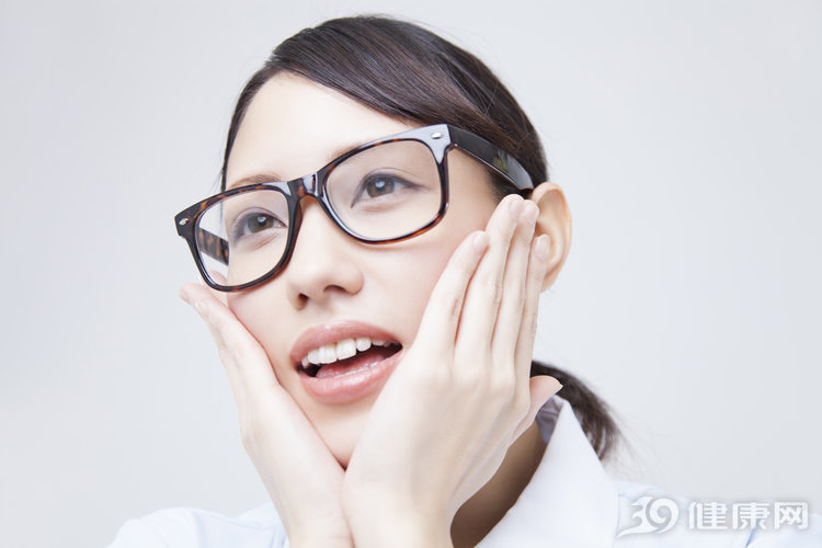 长期戴眼镜 感觉变丑了 做出这些小改变 眼镜放心戴