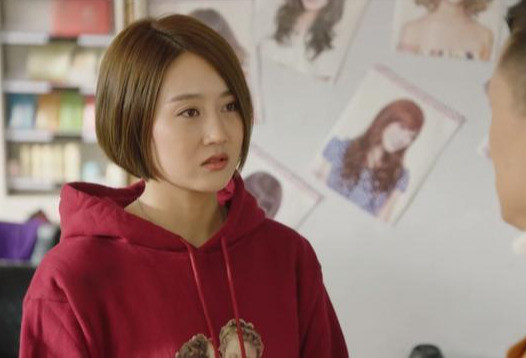 苏玉红进组《乡村爱情12》了 自己挎行李 还给工作人员鞠躬