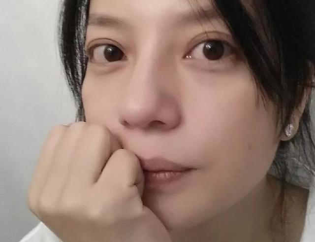 赵薇被拍到素颜照,真的是苍老憔悴,穿着显五短身材!