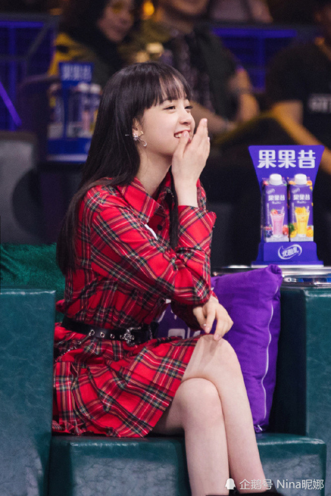 欧阳娜娜穿2千裙配6千骑士靴上综艺小野猫眼线可爱又少女