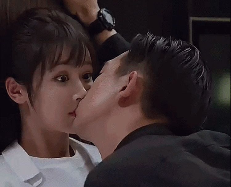 卫视斗法,四大官博同换清一色杨紫吻照头像,为流量平台也是够拼