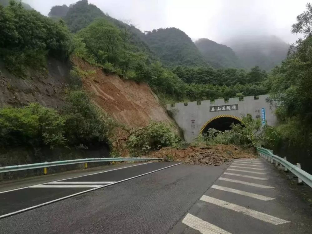 受降雨影响 21日,兰海高速公路娄山关隧道口突发塌方(重庆往贵阳方向