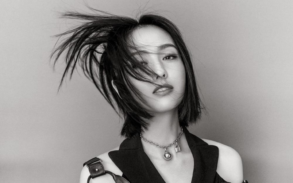 被自己帅到佟丽娅晒机长制服照片大呼wow