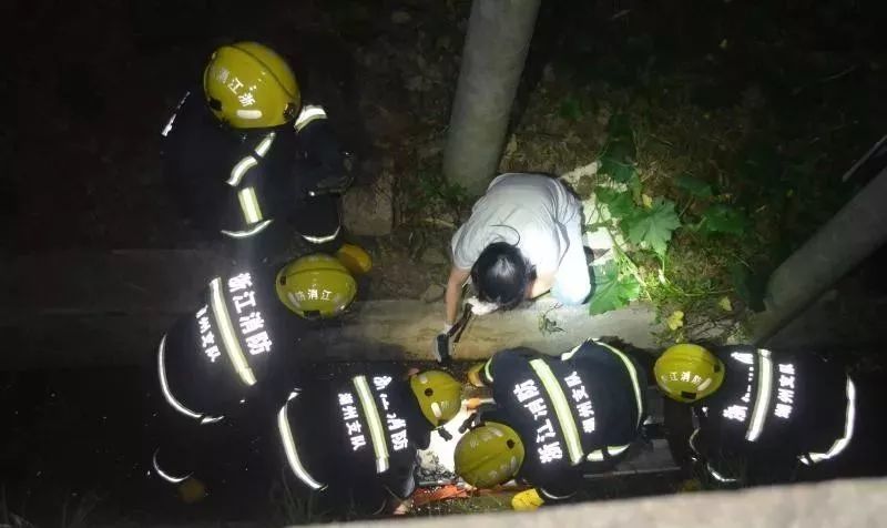 安吉县119接警中心接到报警:安吉县溪龙乡金丰路口有人掉入沟里