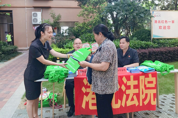 港北法院第二党支部开展 送法进社区 主题党日活动
