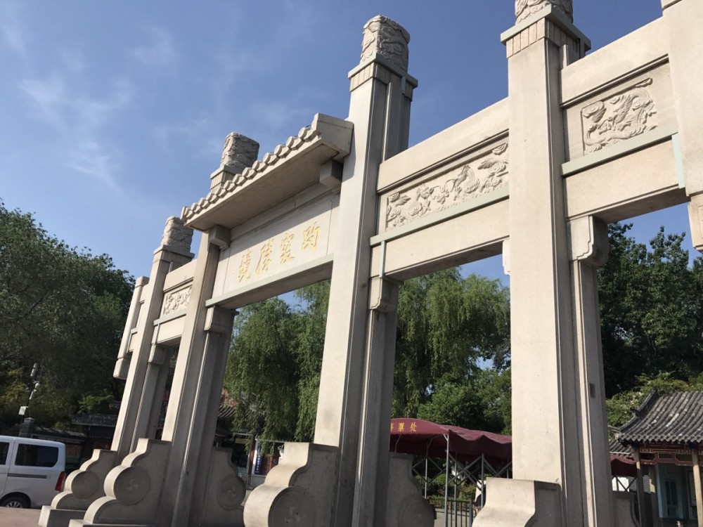 趵突泉位於趵突泉公園內的濼源堂前,形成長方形泉池