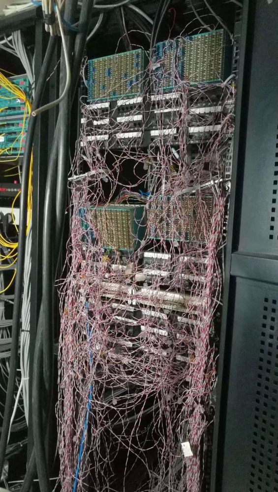 看到这样的机房你就会知道为什么网经常会掉线了