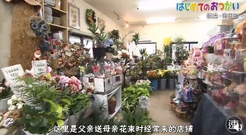 4岁哥哥带着2岁弟弟 为去世父亲买花 路很长 谢谢有你