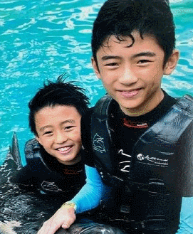 有很多网友看到谢振南长大后的照片,也纷纷评论说:帅到认不出!