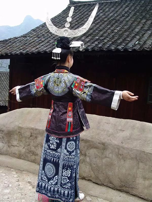 恰巧,苗族朋友告诉他,自己的妈妈有一件最正统的老苗衣.