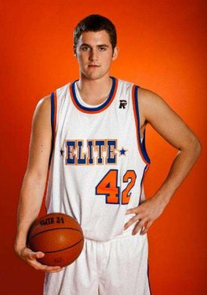 他父亲叫斯坦·乐福,年轻时是篮球运动员,曾在nba打拼4年.