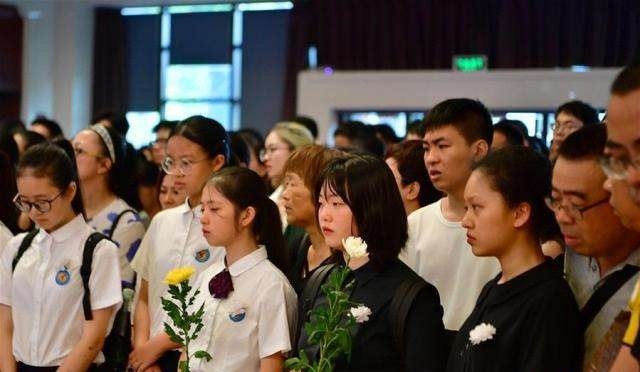 7月21日,厦门六中合唱团音乐老师高至凡的遗体告别仪式,在福泽园殡仪