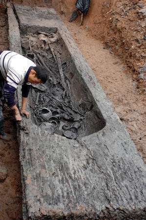 四川蒲江挖出60座船棺墓,出土11枚印章,揭开神秘的古蜀文字