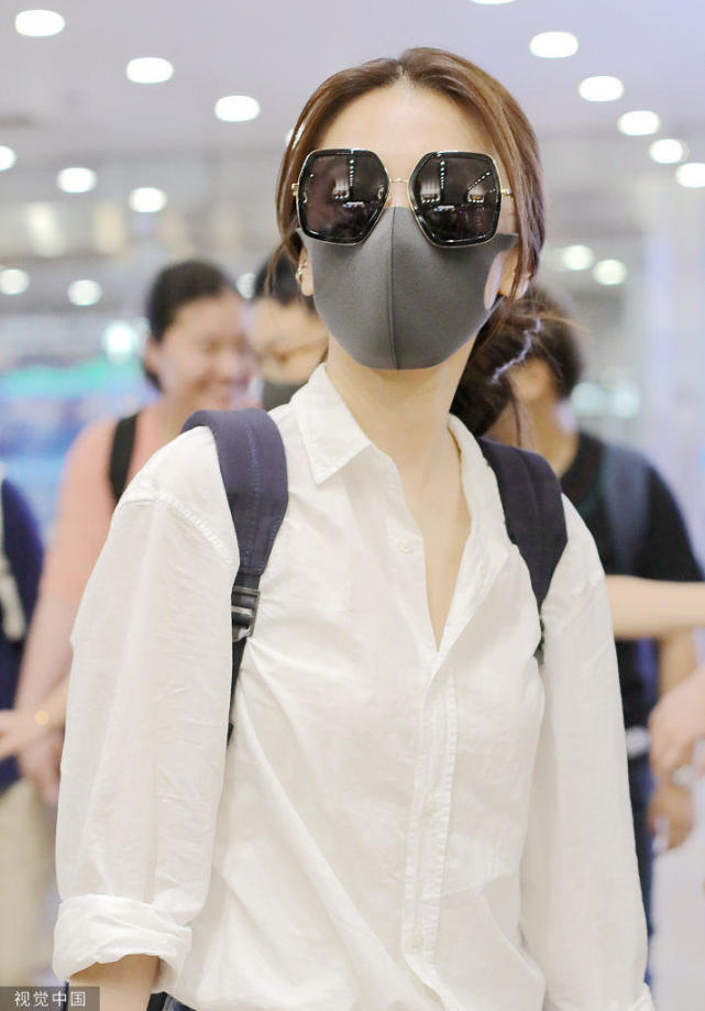 田馥甄现身机场 服饰搭配简洁时尚 真的是好减龄呀