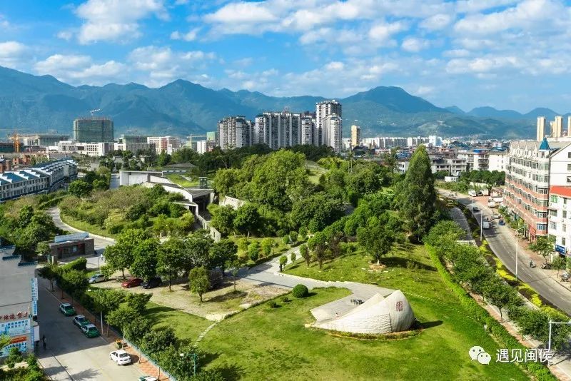 "闽侯县甘蔗街道昙石村村委会门前的珠岩路上,村民老侯的一声问候,让