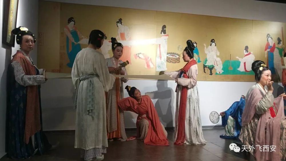 秋风吹不尽,总是玉关情.长安一片月,万户捣衣声.唐代:李