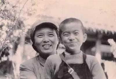 母亲龚澎已经离开我们40多年了.