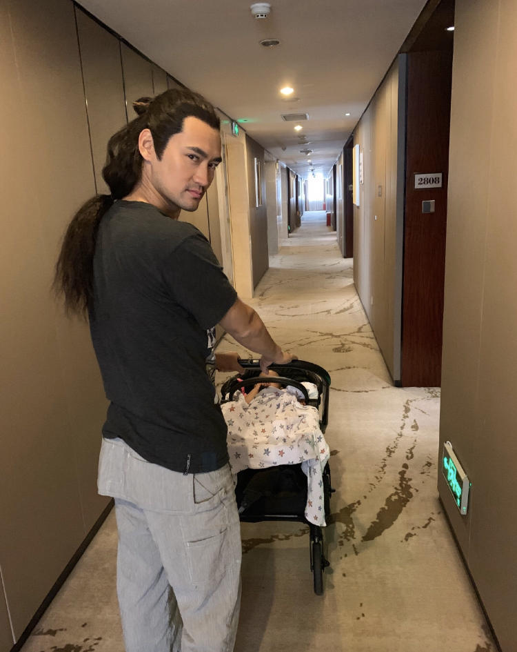 张歆艺街边大秀舞蹈表情忘我,老公袁弘扎长辫认真拍摄