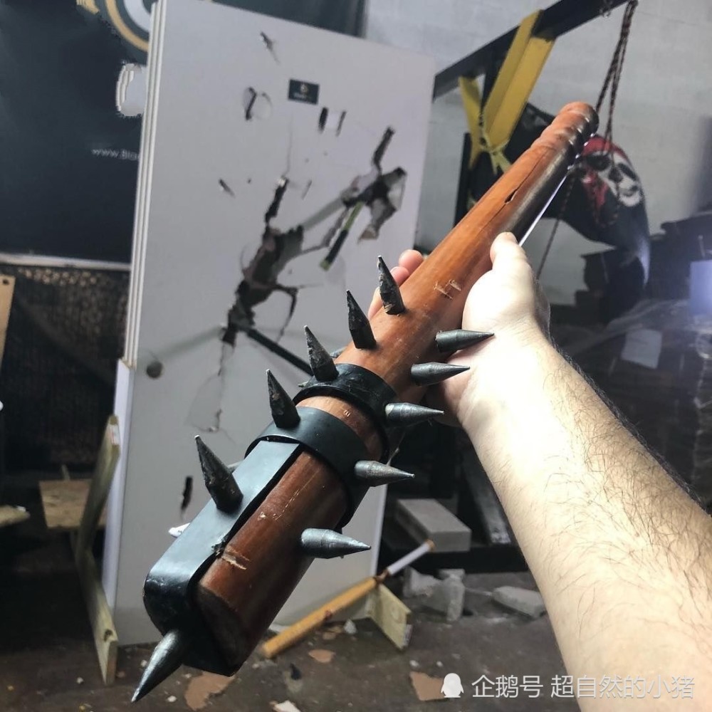 追逐"活死人",看来一切的安排十分合理,在冷兵器面前丧尸不堪一击!