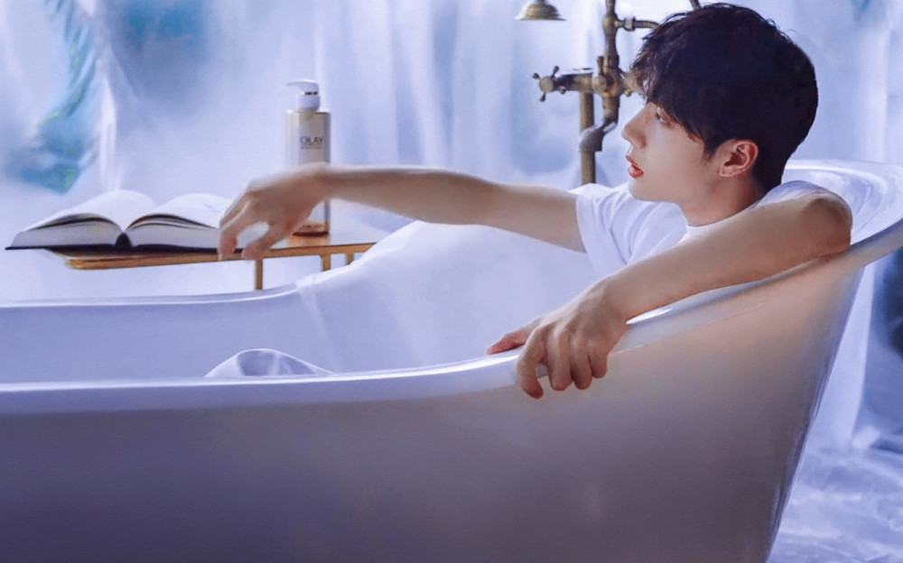 王一博浴缸中拍写真当镜头在他身上慢慢放大网友太man了