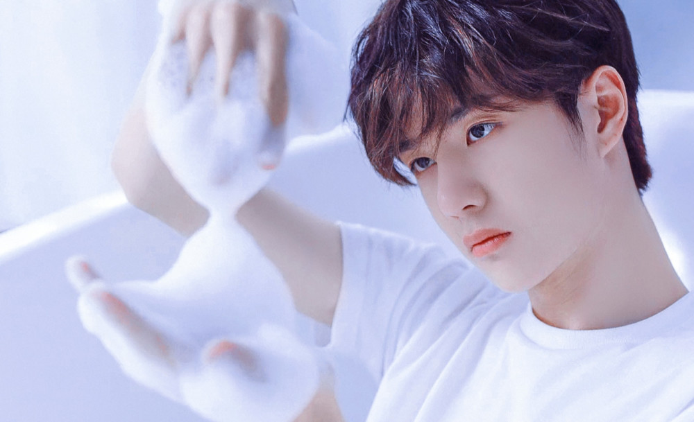 王一博浴缸中拍写真当镜头在他身上慢慢放大网友太man了