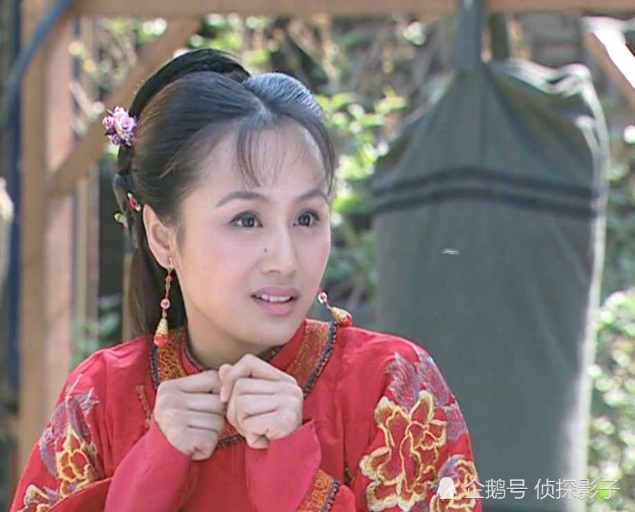 《铁将军阿贵》中曹颖不是穿红裙就是粉裙,却打造出不同风格