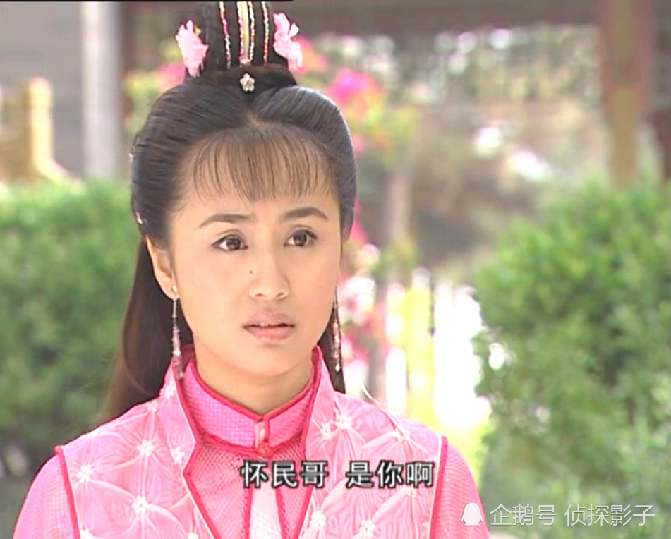 《铁将军阿贵》中曹颖不是穿红裙就是粉裙,却打造出不同风格