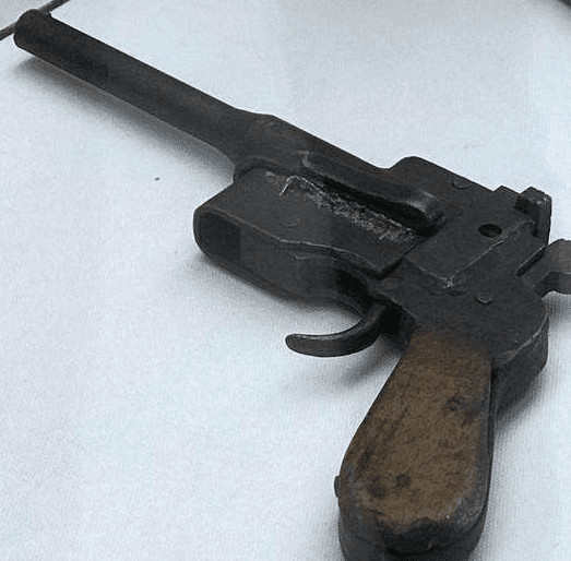 而且不需要很精细的加工技术,普通铁匠就可以打造,对于最浮渣的枪管都