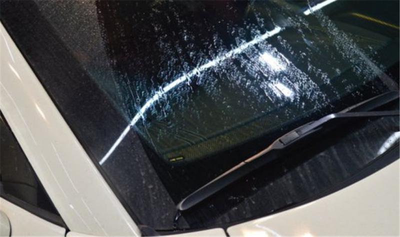 小妙招怎么去除汽车玻璃油膜