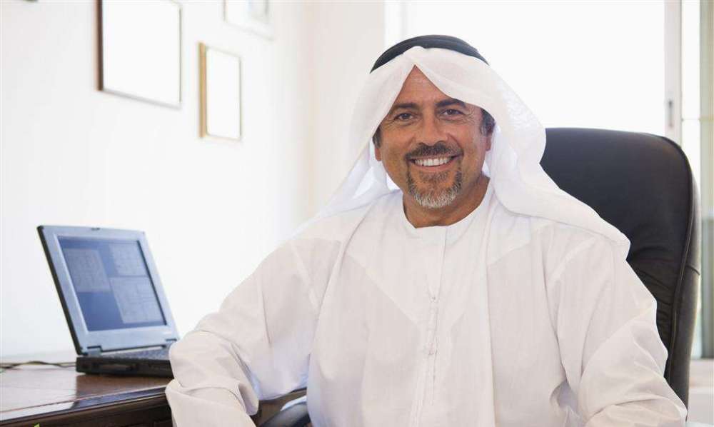 中东男人穿白袍为什么不脏?知道真实原因后:男人害羞,女人沉默