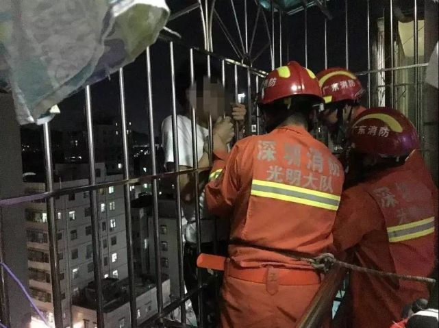 防護欄外一名年輕男子整個人民警就看到了驚險的一幕剛趕到唐女士的家