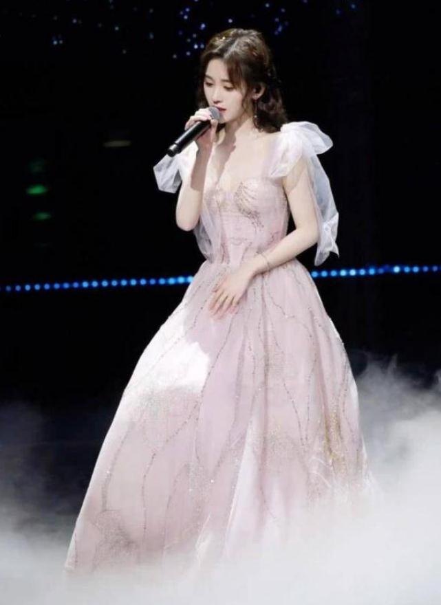 鞠婧祎舞台上肩带脱落有谁注意到她救场的一幕网友纷纷点赞